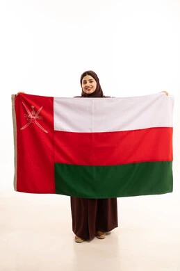 مفهوم حب الوطن والإنتماء إليه، الاعتزاز والفخر بالرموز والراية العمانية، الاحتفال بذكرى اليوم الوطني العماني، المشاركة بالاعياد والمناسبات الوطنية، بورتريه لامراة لإمرأة عربية خليجية عمانية مبتسمة محجبة ترتدي العباءه تحمل علم سلطنة عمان، الجسم بالطول الكامل، خلفية بيضاء مفهوم حب الوطن والإنتماء إليه، الاعتزاز والفخر بالرموز والراية العمانية، الاحتفال بذكرى اليوم الوطني العماني، المشاركة بالاعياد والمناسبات الوطنية، بورتريه لامراة لإمرأة عربية خليجية عمانية مبتسمة محجبة ترتدي العباءه تحمل علم سلطنة عمان، الجسم بالطول الكامل، خلفية بيضاء