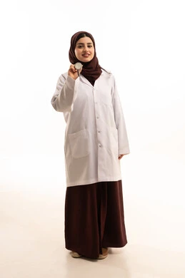 مفهوم الطب والرعاية الصحية، بورتريه لطبيبة عربية خليجية سعودية ترتدي المعطف الطبي تقوم بسماع دقات قلب المريضة باستخدام السماعات الطبية , الجسم بالطول الكامل، خلفية بيضاء