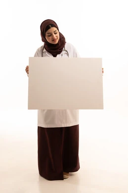 موك اب مستطيل أبيض، الترويج للخدمات والمنتجات الطبية, استخدام لوحات توضيحية ووسائل تعليمية, بورتريه لطبيبة عربية خليجية سعودية مبتسمة ترتدي المعطف الطبي و تحمل بيديها لوحة بيضاء فارغة و تنظر اليها, الجسم بالطول الكامل، خلفية بيضاء