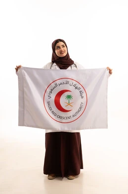 مفهوم الطب والرعاية الصحية، علم الهلال السعودي، بورتريه لطبيبة عربية خليجية سعودية ترتدي العباءة والمئزر الأبيض تمسك بيديها علم عليه شعارالهلال الأحمر، النظر إلى شيء ما, الجسم بالطول الكامل، خلفية بيضاء مفهوم الطب والرعاية الصحية، علم الهلال السعودي، بورتريه لطبيبة عربية خليجية سعودية ترتدي العباءة والمئزر الأبيض تمسك بيديها علم عليه شعارالهلال الأحمر، النظر إلى شيء ما, الجسم بالطول الكامل، خلفية بيضاء