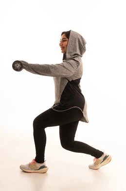 ممارسة التمارين الرياضية مع الدمبل،بورتريه لفتاة عربية خليجية سعودية ترتدي الملابس الرياضية،  نشاط بدني للمحافظة على الصحة واللياقة الجسدية، كمال الأجسام، أسلوب حياة صحي، بناء عضل، تمارين رفع الأثقال (دمبلز)، رفع الأوزان الحديدية الثقيلة، صورة بالطول الكامل، خلفية بيضاء