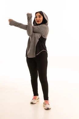 نمط حياة صحي ومفيد،مفهوم الرشاقة واللياقة، انشطة بدنية نسائية، تقوية العضلات ونحت الجسم، بورتريه لشابة عربية خليجية سعودية ترتدي زي رياضي تقوم بممارسة التمرينات الرياضية، خلفية بيضاء