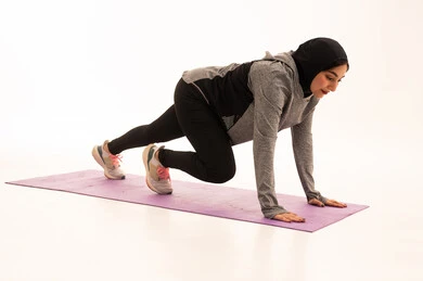 بورتريه لشابة عربية خليجية سعودية ترتدي زي رياضي تقوم بممارسة التمرينات الرياضية ،إيماءات الحماس و النشاط، المحافظة على التوازن الجسدي، نمط حياة صحي ومفيد، ممارسة التمرينات الأرضية لشد الجسد، مفهوم الرشاقة واللياقة، انشطة بدنية نسائية، تقوية العضلات ونحت الجسم، خلفية بيضاء