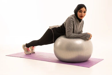 انشطه رياضيه ممتعه ، فتاة عربية خليجية سعودية ترتدي الملابس الرياضية، ممارسة التمارين الرياضية مع كرة اللياقة البدنية، نشاط بدني للمحافظة على الصحة واللياقة الجسدية، أسلوب حياة صحي، ممارسة تمارين كرة بيلاتيس والتوزان، خلفية بيضاء انشطه رياضيه ممتعه ، فتاة عربية خليجية سعودية ترتدي الملابس الرياضية، ممارسة التمارين الرياضية مع كرة اللياقة البدنية، نشاط بدني للمحافظة على الصحة واللياقة الجسدية، أسلوب حياة صحي، ممارسة تمارين كرة بيلاتيس والتوزان، خلفية بيضاء