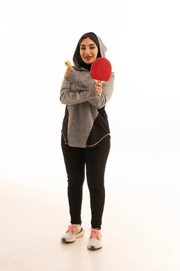 بورتريه لشابة عربية خليجية سعودية ترتدي ملابس رياضية تحمل بيدها مضرب تنس الطاولة، المحافظة على الرياضة والرشاقة الجسدية، اللعب بسرعة وتركيز، ممارسة رياضات وانشطة بدنية ممتعة، خلفية بيضاء بورتريه لشابة عربية خليجية سعودية ترتدي ملابس رياضية تحمل بيدها مضرب تنس الطاولة، المحافظة على الرياضة والرشاقة الجسدية، اللعب بسرعة وتركيز، ممارسة رياضات وانشطة بدنية ممتعة، خلفية بيضاء