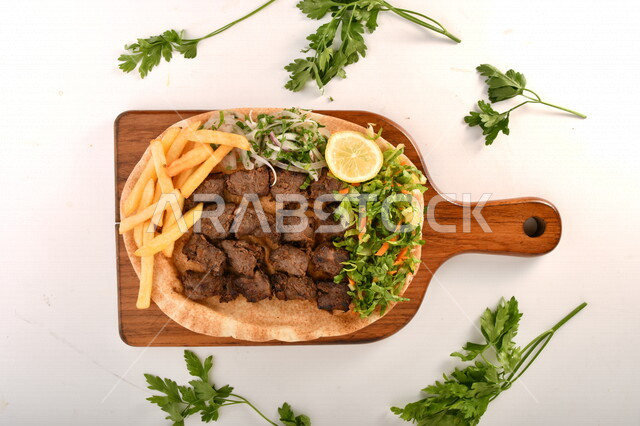 طبق من المشاوي المشكلة اللذيذة والشهية مع اصابع البطاطس المقرمشة، وجبة مشاوي ،وجبات طعام شهية ، اكلات سريعة ساخنة، مأكولات عربية