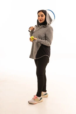 رياضه ممتعه ومفيده, بورتريه لإمراه عربيه سعوديه خليجيه محجبه ترتدي لباس خاص باللعبه و تلعب لعبة التنس,  لعبه تتميز بالتركيز وسرعة البديهه, التدريب على اتقان اللعبه, ممارسة الهواية المفضله, تسليه وترفيه, صحه ولياقه