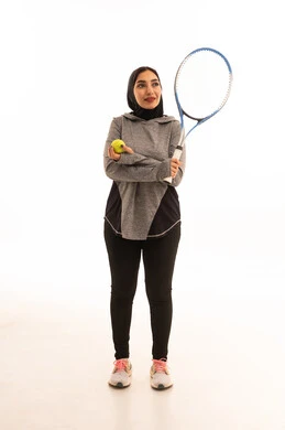 مفهوم الصحه واللياقه، بورتريه لإمراه عربيه سعوديه خليجيه محجبه ترتدي لباس خاص باللعبه و تلعب لعبة التنس, رياضه ممتعه ومفيده, لعبه تتميز بالتركيز وسرعة البديهه, التدريب على اتقان اللعبه, ممارسة الهواية المفضله, تسليه وترفيه