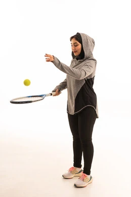 رياضه ممتعه ومفيده, بورتريه لإمراه عربيه سعوديه خليجيه محجبه ترتدي لباس خاص باللعبه و تلعب لعبة التنس,  لعبه تتميز بالتركيز وسرعة البديهه, التدريب على اتقان اللعبه, ممارسة الهواية المفضله, تسليه وترفيه, صحه ولياقه