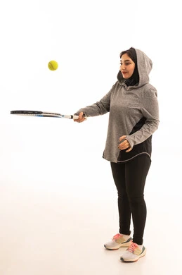 ممارسة الهواية المفضله, بورتريه لإمراه عربيه سعوديه خليجيه محجبه ترتدي لباس خاص باللعبه و تلعب لعبة التنس, رياضه ممتعه ومفيده, لعبه تتميز بالتركيز وسرعة البديهه, التدريب على اتقان اللعبه,تسليه وترفيه, صحه ولياقه