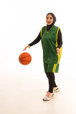 ممارسة هواية كرة السلة , الشغف بالألعاب الرياضية , بورتريه لامرأة عربية خليجية سعودية ترتدي ملابس رياضية تمسك الكرة بإيماءات التشجيع و الحماس , الفريق السعودي النسائي , صورة للجسم بالكامل ،خلفية بيضاء ممارسة هواية كرة السلة , الشغف بالألعاب الرياضية , بورتريه لامرأة عربية خليجية سعودية ترتدي ملابس رياضية تمسك الكرة بإيماءات التشجيع و الحماس , الفريق السعودي النسائي , صورة للجسم بالكامل ،خلفية بيضاء