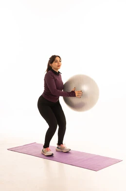 ممارسة تمارين كرة بيلاتيس والتوزان،ممارسة التمارين الرياضية مع كرة اللياقة البدنية،فتاة عربية خليجية سعودية ترتدي الملابس الرياضية،  نشاط بدني للمحافظة على الصحة واللياقة الجسدية، أسلوب حياة صحي، خلفية بيضاء