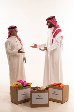 المناقشة والحوار بين الزملاء، توفير وسائل التسلية والترفيه، ألعاب أطفال للتبرع وادخال البهجة على قلب الصغار،المشاركة في الثواب،  جمعيات اسلامية في السعودية، المساعدة على توفير الاحتياجات، بورتريه لرجلان خليجيان عربيان سعوديان ، خلفية بيضاء