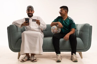 نقل البيات الشخصية من البطاقة إلى الهاتف، التفاعل بمشاهدة الفريق المفضل, ايماءات التحدي والانتصار، قضاء اوقات الفراغ الممتعة مع الاصدقاء، أنشطة رياضية ترفيهية،  بورتريه لرجلين عربيين خليجيين سعوديين احدهما، شاب سعودي يرتدي قميص المنتخب السعوديي، خلفية بيضاء