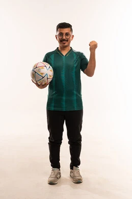 ايماءات الفرح بالنجاح والفوز، الانجاز وتحقيق الاهداف، قضاء وقت ممتع بمشاهدة ومتابعة المباراة، التفاعل بمشاهدة الفريق المفضل، الألعاب والمباريات الرياضية, أنشطة رياضية ترفيهية،  بورتريه لشاب سعودي يرتدي قميص المنتخب السعوديي و يحمل بيده كرة، خلفية بيضاء