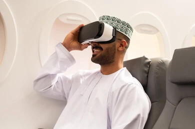 مفهوم الاندماج ومحاكاة العالم الخيالي، المتعة و التسلية بالمشاهدة عبر نظارة الواقع الافتراضي, شاب عربي خليجي عماني يرتدي الدشداشة و الكمة يجلس داخل الطائرة فى رجله جوية ينظر من خلال نظارات ثلاثية الأبعاد، ايماءات وجه تدل على الفرح والسرور, مفهوم السياحة و السفر مفهوم الاندماج ومحاكاة العالم الخيالي، المتعة و التسلية بالمشاهدة عبر نظارة الواقع الافتراضي, شاب عربي خليجي عماني يرتدي الدشداشة و الكمة يجلس داخل الطائرة فى رجله جوية ينظر من خلال نظارات ثلاثية الأبعاد، ايماءات وجه تدل على الفرح والسرور, مفهوم السياحة و السفر