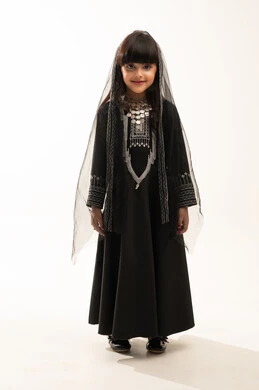 ذكرى تأسيس الدولة السعودية الأولى في 22 فبراير, النظر إلى الكاميرا بإيماءات الفخر بالتراث السعودي، ارتداء زي المنطقة الشمالية, يوم بدينا 1727م, بورتريه لفتاة عربية خليجية سعودية مبتسمة ترتدي المحوثل والشيلة, الجسم بالطول الكامل, خلفية بيضاء