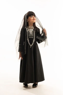 ذكرى تأسيس الدولة السعودية الأولى في 22 فبراير, النظر إلى الأعلى بإيماءات الفخر بالتراث السعودي، ارتداء زي المنطقة الشمالية, يوم بدينا 1727م, بورتريه لفتاة عربية خليجية سعودية مبتسمة ترتدي المحوثل والشيلة, الجسم بالطول الكامل, خلفية بيضاء