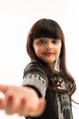 الاحتفال بذكرى تأسيس الدولة السعودية الأولى في 22 فبراير, النظر إلى الكاميرا بإيماءات الفخر بالتراث السعودي، ارتداء زي المنطقة الشمالية, يوم بدينا 1727م, بورتريه مقرب لفتاة عربية خليجية سعودية مبتسمة ترتدي المحوثل, خلفية بيضاء