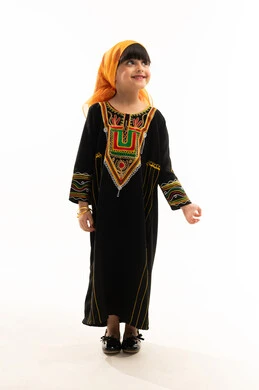 الاعتزاز بالتراث السعودي، النظر إلى الأعلى بإيماءات السرور، ارتداء أزياء المنطقة الجنوبية في المناسبات الوطنية, يوم بدينا 1727م, ذكرى تأسيس الدولة السعودية الأولى في 22 فبراير, بورتريه لفتاة عربية خليجية سعودية ترتدي الشيلة والسدرة, الجسم بالطول الكامل, خلفية بيضاء