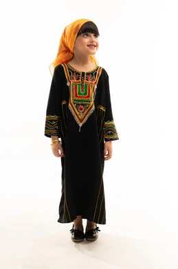 Looking up with gestures of joy on Saudi National Day, September 23, wearing the costumes of the southern region on national occasions, the day of our beginnings in 1727 AD, the anniversary of the founding of the first Saudi state on February 22, portrait of a Saudi Arabian Gulf girl wearing a sheila and a sidrah, full body, white background