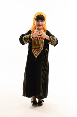 تشكيل اليدين على شكل قلب، إظهار الحب والولاء للوطن، ارتداء أزياء المنطقة الجنوبية في المناسبات الوطنية, يوم بدينا 1727م, ذكرى تأسيس الدولة السعودية الأولى في 22 فبراير, بورتريه لفتاة عربية خليجية سعودية ترتدي الشيلة والسدرة, الجسم بالطول الكامل, خلفية بيضاء