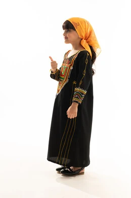 رفع إصبع الإبهام بإيماءات الإعجاب، ارتداء أزياء المنطقة الجنوبية في المناسبات الوطنية, يوم بدينا 1727م, ذكرى تأسيس الدولة السعودية الأولى في 22 فبراير, بورتريه من الجانب لفتاة عربية خليجية سعودية مبتسمة ترتدي الشيلة والسدرة, الجسم بالطول الكامل, خلفية بيضاء