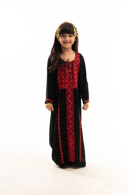 النظر إلى الكاميرا بإيماءات السعادة والفخر بالتراث السعودي، ارتداء زي المنطقة الشمالية, يوم بدينا 1727م, ذكرى تأسيس الدولة السعودية الأولى في 22 فبراير, بورتريه لفتاة عربية خليجية سعودية مبتسمة ترتدي المحوثل الأسود, الجسم بالطول الكامل, خلفية بيضاء