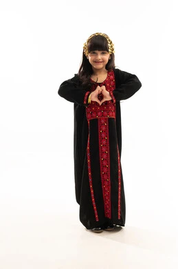 تشكيل اليدين على شكل قلب، إظهار الحب والولاء للوطن، ارتداء زي المنطقة الشمالية, يوم بدينا 1727م, ذكرى تأسيس الدولة السعودية الأولى في 22 فبراير, بورتريه لفتاة عربية خليجية سعودية مبتسمة ترتدي المحوثل الأسود, الجسم بالطول الكامل, خلفية بيضاء