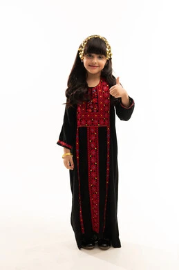 النظر إلى الكاميرا ورفع إصبع الإبهام للأعلى بإيماءات الإعجاب، ارتداء زي المنطقة الشمالية, يوم بدينا 1727م, ذكرى تأسيس الدولة السعودية الأولى في 22 فبراير, بورتريه لفتاة عربية خليجية سعودية مبتسمة ترتدي المحوثل الأسود, الجسم بالطول الكامل, خلفية بيضاء