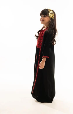 Commemoration of the Day of Our Beginning 1727 AD, wearing the Northern Region costume on a national occasion, looking up with gestures of pride in Saudi heritage, founding of the first Saudi state on February 22, side portrait of a Saudi Arabian Gulf girl wearing a black Mahouthal, full body, white background