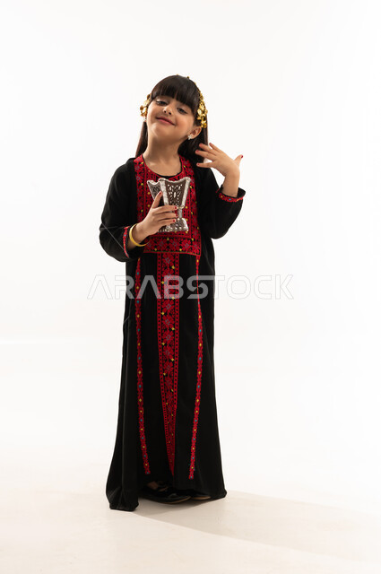 يوم بدينا 1727م, التبخر باستخدام خشب العود والمبخرة باليوم الوطني، ارتداء زي المنطقة الشمالية, ذكرى تأسيس الدولة السعودية الأولى في 22 فبراير, بورتريه لفتاة عربية خليجية سعودية مبتسمة ترتدي المحوثل تقوم بالتعطر والتطيب بالبخور, الجسم بالطول الكامل, خلفية بيضاء