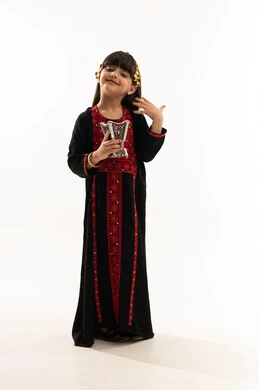 يوم بدينا 1727م, التبخر باستخدام خشب العود والمبخرة باليوم الوطني، ارتداء زي المنطقة الشمالية, ذكرى تأسيس الدولة السعودية الأولى في 22 فبراير, بورتريه لفتاة عربية خليجية سعودية مبتسمة ترتدي المحوثل تقوم بالتعطر والتطيب بالبخور, الجسم بالطول الكامل, خلفية بيضاء