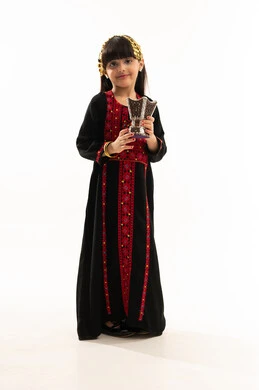 يوم بدينا 1727م, التبخر باستخدام خشب العود والمبخرة باليوم الوطني، ارتداء زي المنطقة الشمالية, ذكرى تأسيس الدولة السعودية الأولى في 22 فبراير, بورتريه لفتاة عربية خليجية سعودية مبتسمة ترتدي المحوثل تقوم بالتعطر والتطيب بالبخور, الجسم بالطول الكامل, خلفية بيضاء