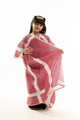 لبس الأزياء الشعبية التقليدية في اليوم الوطني السعودي23سبتمبر, النظر إلى الكاميرا بإيماءات السعادة والفخر بالتراث السعودي، يوم بدينا 1727م, بورتريه لفتاة عربية خليجية سعودية مبتسمة ترتدي البشت وعقال يوم تأسيس الدولة السعودية الأولى في 22 فبراير, الجسم بالطول الكامل, خلفية بيضاء