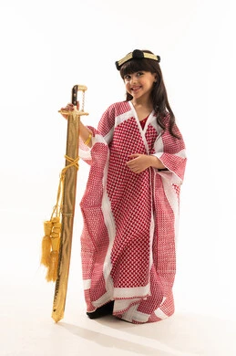 التباهي والاعتزاز بالتراث السعودي، الأزياء الشعبية في المناسبات الوطنية, يوم بدينا 1727م, بورتريه لفتاة عربية خليجية سعودية مبتسمة تمسك بيدها السيف وترتدي البشت وعقال يوم تأسيس الدولة السعودية الأولى في 22 فبراير, الجسم بالطول الكامل, خلفية بيضاء