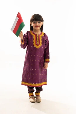 إحياء ذكرى تأسيس الدولة 1775 م، النظر إلى الكاميرا بفخر، رموز وثقافات وطنية , حب الوطن والانتماء إليه، بورتريه لفتاة عربية خليجية عمانية ترتدي الزي الشعبي التقليدي تحمل العلم العماني، الاحتفال بذكرى اليوم الوطني العماني 18 نوفمبر، الجسم بالطول الكامل، خلفية بيضاء إحياء ذكرى تأسيس الدولة 1775 م، النظر إلى الكاميرا بفخر، رموز وثقافات وطنية , حب الوطن والانتماء إليه، بورتريه لفتاة عربية خليجية عمانية ترتدي الزي الشعبي التقليدي تحمل العلم العماني، الاحتفال بذكرى اليوم الوطني العماني 18 نوفمبر، الجسم بالطول الكامل، خلفية بيضاء