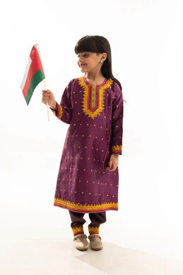 رموز وثقافات وطنية ,  حب الوطن والانتماء إليه، بورتريه لفتاة عربية خليجية عمانية ترتدي الزي الشعبي التقليدي تحمل العلم العماني، الاحتفال بذكرى اليوم الوطني العماني 18 نوفمبر، إحياء ذكرى تأسيس الدولة 1775 م، الجسم بالطول الكامل، خلفية بيضاء