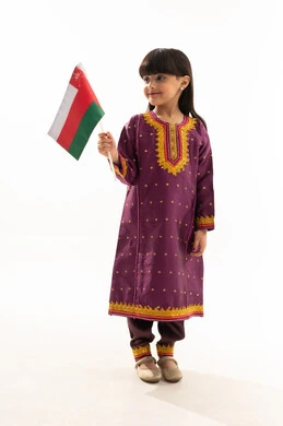 حب الوطن والانتماء إليه، بورتريه لفتاة عربية خليجية عمانية ترتدي الزي الشعبي التقليدي تحمل العلم العماني، الاحتفال بذكرى اليوم الوطني العماني 18 نوفمبر، رموز وثقافات وطنية ,  إحياء ذكرى تأسيس الدولة 1775 م، الجسم بالطول الكامل، خلفية بيضاء