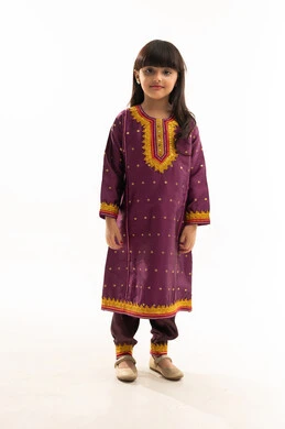 التباهي والاعتزاز بالتراث السعودي،اليوم الوطني السعودي 23سبتمبر، ارتداء الأزياء الشعبية في المناسبات الوطنية, يوم بدينا 1727م, بورتريه لفتاة عربية خليجية سعودية مبتسمة ترتدي زي يوم تأسيس الدولة السعودية الأولى في 22 فبراير, الجسم بالطول الكامل, خلفية بيضاء