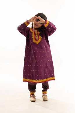 التعبير عن الحب والولاء للوطن، تشكيل اليدين على شكل قلب، ارتداء الأزياء الشعبية في المناسبات الوطنية, يوم بدينا 1727م, بورتريه لفتاة عربية خليجية سعودية مبتسمة ترتدي زي يوم تأسيس الدولة السعودية الأولى في 22 فبراير, الجسم بالطول الكامل, خلفية بيضاء