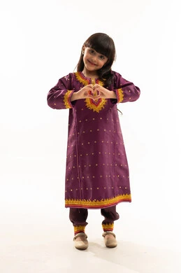 Expressing love and loyalty to the homeland, forming hands in the shape of a heart, wearing traditional costumes on national occasions, the day of our beginnings 1727 AD, portrait of a smiling Saudi Arabian Gulf girl wearing a bisht and agal on the founding day of the first Saudi state on February 22, full-length body, white background