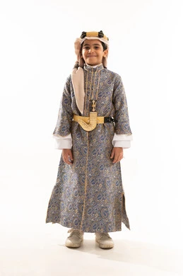الوقوف باستقامة والنظر إلى الكاميرا بفخر، ارتداء أزياء المنطقة الوسطى في اليوم الوطني السعودي، يوم بدينا 1727 م، بورتريه لولد عربي خليجي سعودي مبتسم يرتدي الدقلة والخنجر والعقال التقليدي، الاحتفال بذكرى تأسيس الدولة السعودية 22 فبراير، صورة لكامل الجسم، خلفية بيضاء