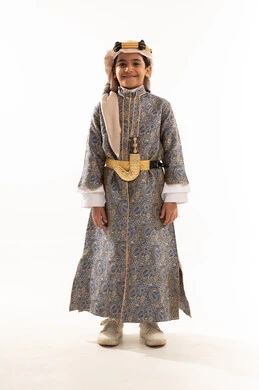 الوقوف باستقامة والنظر إلى الكاميرا بفخر، ارتداء أزياء المنطقة الوسطى في اليوم الوطني السعودي، يوم بدينا 1727 م، بورتريه لولد عربي خليجي سعودي مبتسم يرتدي الدقلة والخنجر والعقال التقليدي، الاحتفال بذكرى تأسيس الدولة السعودية 22 فبراير، صورة لكامل الجسم، خلفية بيضاء