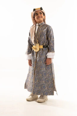 الاحتفال بذكرى تأسيس الدولة السعودية 22 فبراير، الوقوف باستقامة والنظر إلى الاعلى بفخر، ارتداء أزياء المنطقة الوسطى في المناسبات الوطنية، يوم بدينا 1727 م، بورتريه لولد عربي خليجي سعودي مبتسم يرتدي الدقلة والخنجر والعقال التقليدي، صورة لكامل الجسم، خلفية بيضاء