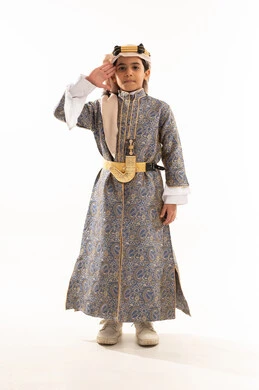 ذكرى تأسيس الدولة السعودية 22 فبراير، رفع اليد لالقاء التحية والسلام، ارتداء أزياء المنطقة الوسطى في المناسبات الوطنية، يوم بدينا 1727 م، بورتريه لولد عربي خليجي سعودي مبتسم يرتدي الدقلة والخنجر والعقال التقليدي، صورة لكامل الجسم، خلفية بيضاء