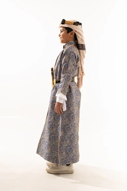 الوقوف باستقامة والنظر إلى شيء ما، ذكرى تأسيس الدولة السعودية 22 فبراير، ارتداء أزياء المنطقة الوسطى في المناسبات الوطنية، يوم بدينا 1727 م، بورتريه من الجانب لولد عربي خليجي سعودي يرتدي الدقلة والخنجر والعقال التقليدي، صورة لكامل الجسم، خلفية بيضاء