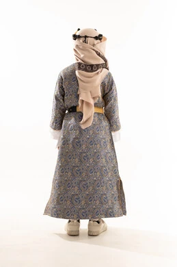 ذكرى تأسيس الدولة السعودية 22 فبراير، ارتداء أزياء المنطقة الوسطى في المناسبات الوطنية، يوم بدينا 1727 م، بورتريه من الخلف لولد عربي خليجي سعودي يرتدي الدقلة والخنجر والعقال التقليدي، صورة لكامل الجسم، خلفية بيضاء