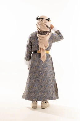 رفع اليد لالقاء التحية والسلام، ذكرى تأسيس الدولة السعودية 22 فبراير، ارتداء أزياء المنطقة الوسطى في المناسبات الوطنية، يوم بدينا 1727 م، بورتريه من الخلف لولد عربي خليجي سعودي يرتدي الدقلة والخنجر والعقال التقليدي، صورة لكامل الجسم، خلفية بيضاء