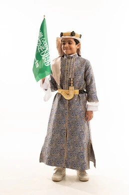 يوم العلم 11مارس، اليوم الوطني السعودي 23سبتمبر، تأسيس الدولة السعودية 22 فبراير، ارتداء أزياء المنطقة الوسطى في المناسبات الوطنية، يوم بدينا 1727 م، بورتريه لولد عربي خليجي سعودي يرتدي الدقلة والخنجر وعقال التأسيس يحمل العلم، صورة لكامل الجسم، خلفية بيضاء
